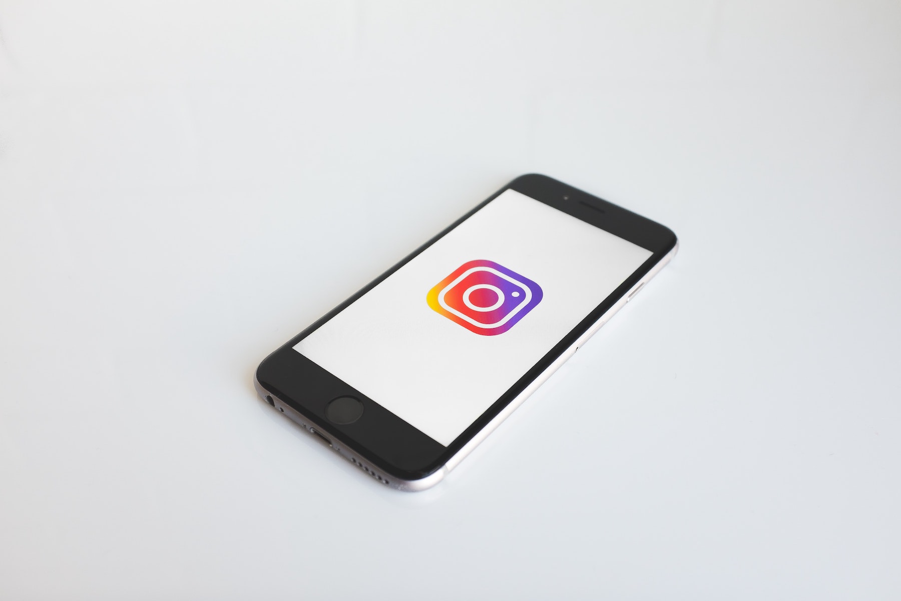 Photographie d'un smartphone avec le logo Instagram, première étape avant de pouvoir créer son compte.