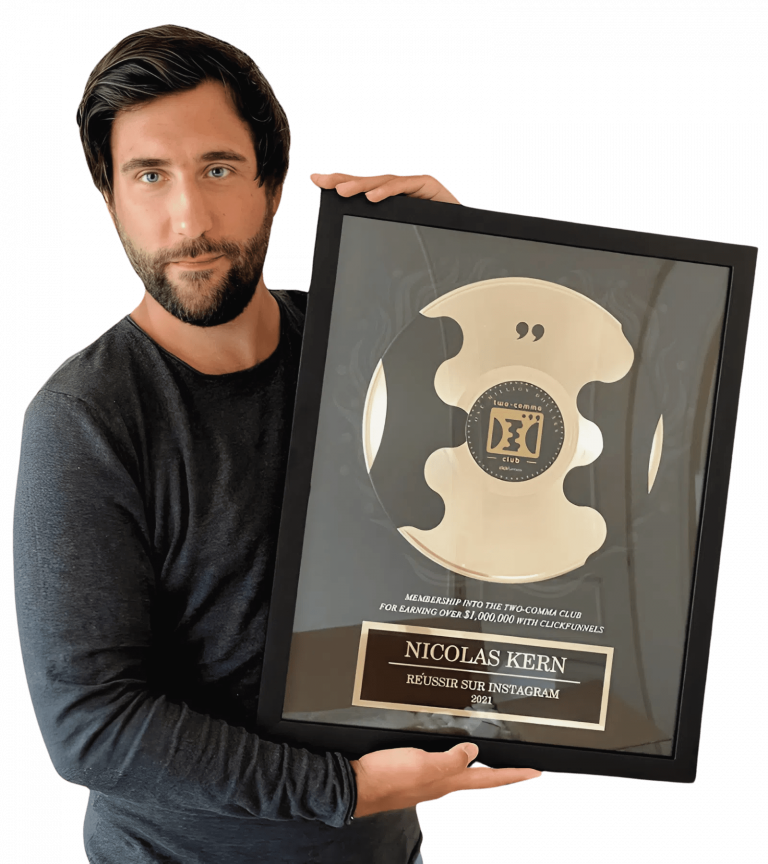 Nicolas Kern avec son award Two Comma Club ClickFunnels obtenu grâce à la méthode Réussir sur Instagram