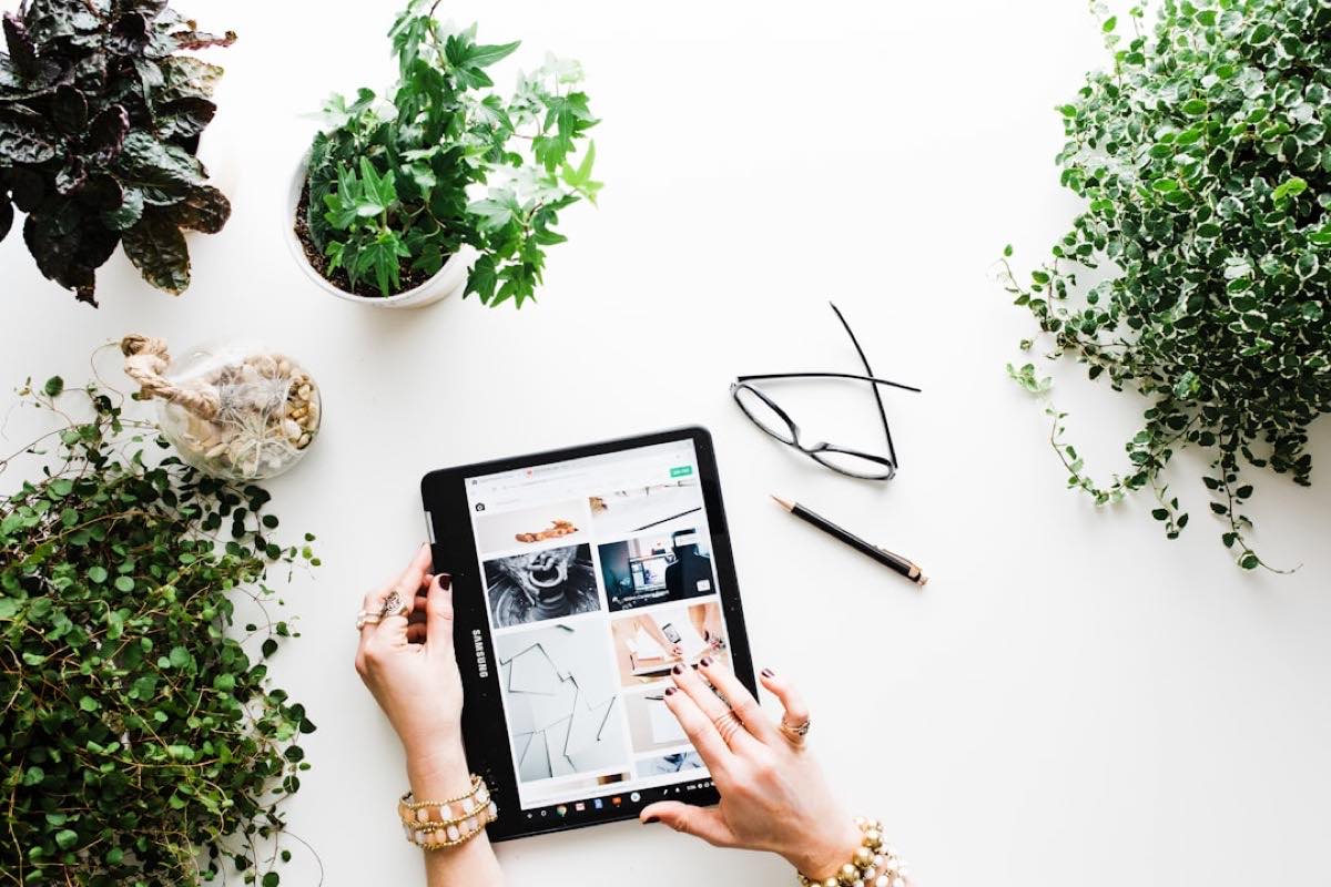 Solopreneur organisant les tâches de son entreprise individuelle sur une tablette