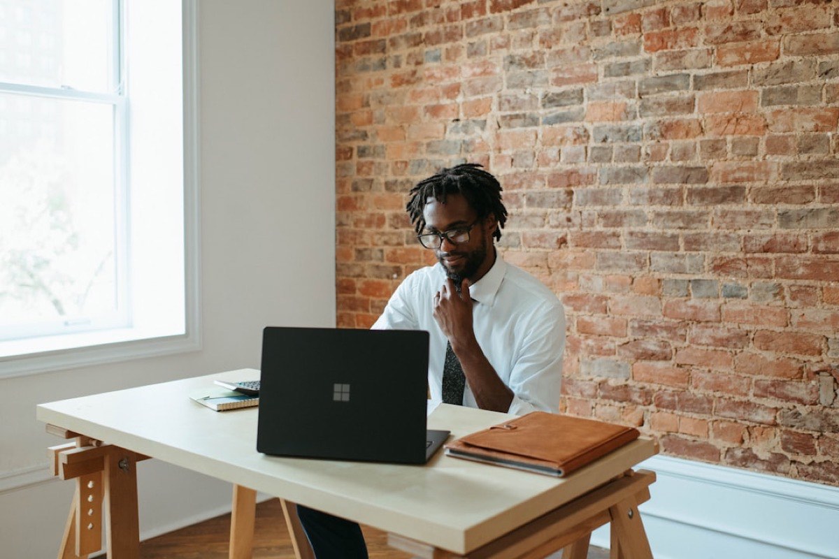 Solopreneur travaillant seul sur son ordinateur portable dans son bureau