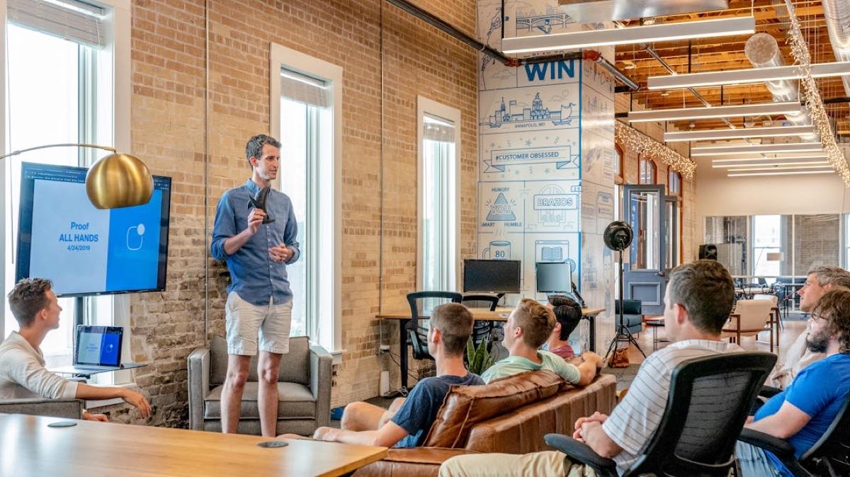Solopreneur à succès partageant son parcours devant une audience d'entrepreneurs
