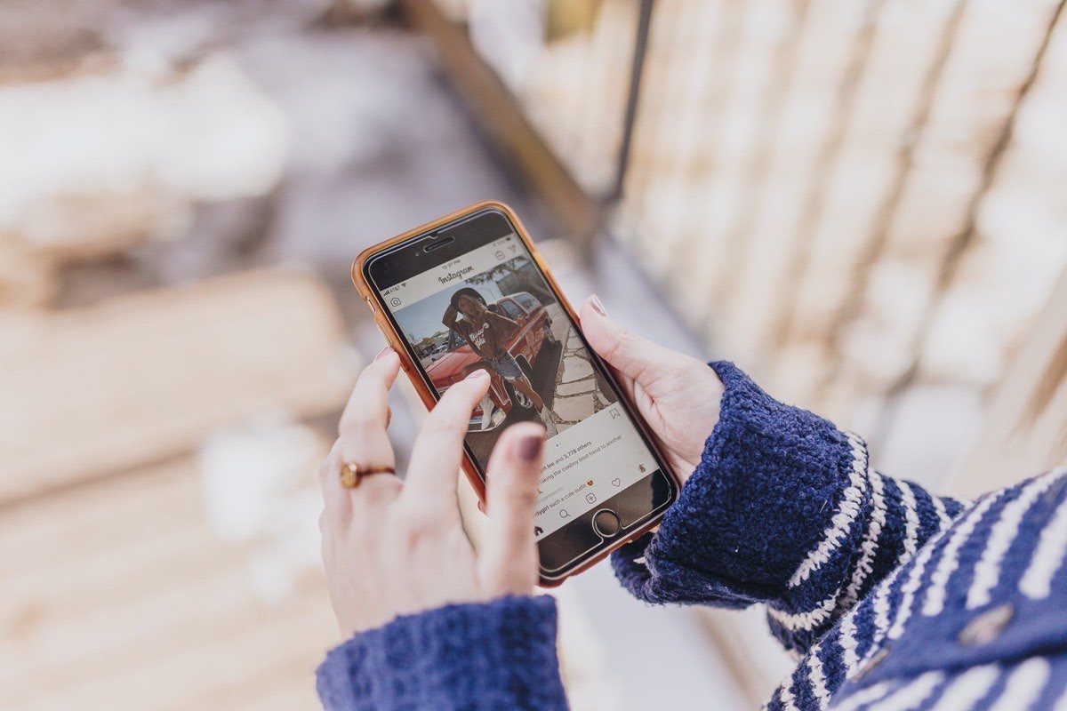 Utilisateur connecté à Instagram sur son smartphone pour publier au bon moment