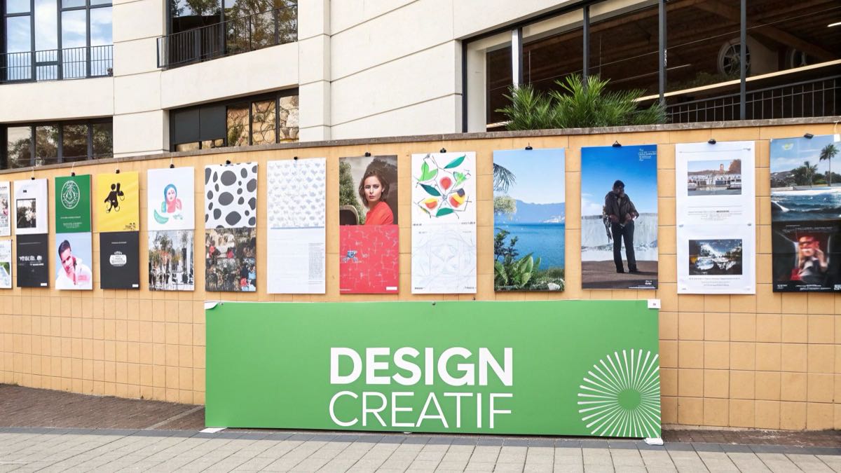Affiches créatives exposées en extérieur, illustrant les formats visuels d'une publicité Instagram
