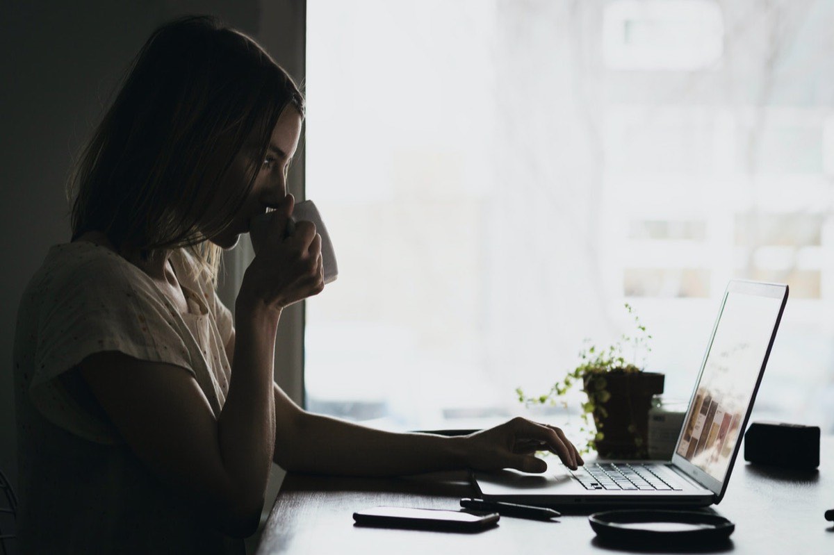Entrepreneur du web qui développe son business grâce à Instagram et à des légendes soignées