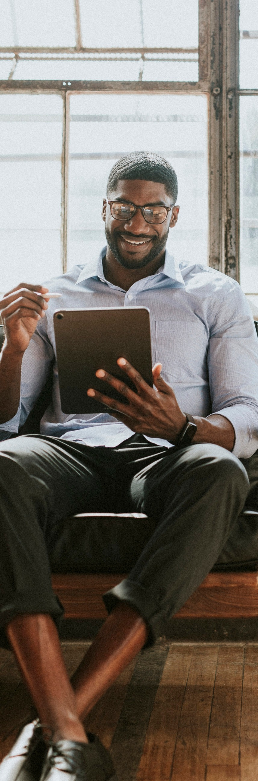 Entrepreneur consultant une tablette